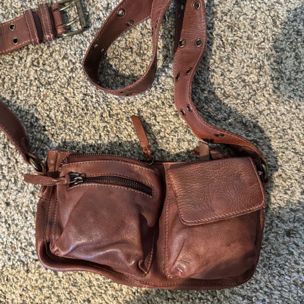 FREE PEOPLE WADE LEATHER SLING BAG IN COGNAC - Picture 2 of 2